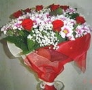 Farkl� bir hediye �r�n� isteyenler i�in taze k�r �i�ekleri demeti ve g�ller