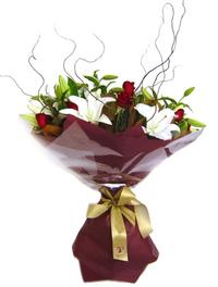 Ankara �i�ek yolla firma �r�n�m�z 3 adet k�rm�z� g�l ve kazablanka buketi