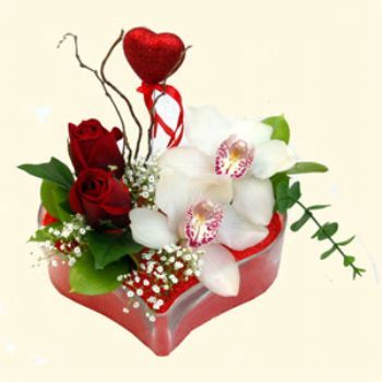 Kaliteli ve fiyat� ucuz bir �r�n kalp i�erisinde 2 kandil orkide ve 3 adet g�l