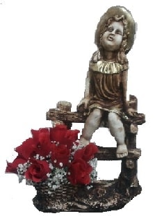 50 cm y�ksekli�inde �it �zerinde oturan biblo k�z bebek ve 10 adet k�rm�z� g�l
