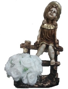 50 cm y�ksekli�inde �it �zerinde oturan biblo k�z bebek ve 10 adet beyaz g�l